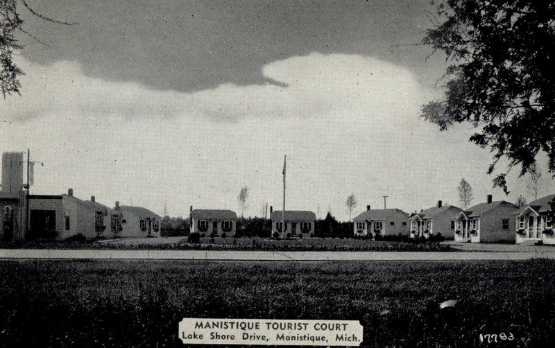 Econo Lodge Lakeshore (Maple Leaf Motel) - Vintage Postcard Of Manistique Tourist Court